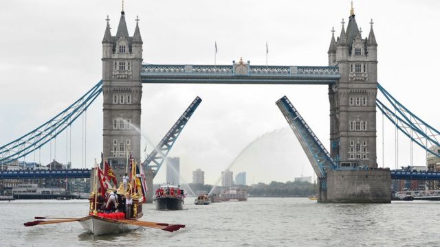 ロンドンのテムズ川では在位期間記録の更新を祝う水上パレードが行われた（9日）