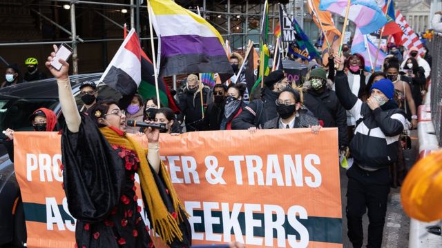 Iman em uma marcha para pessoas trans que buscam asilo