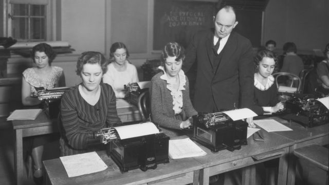 Fotografia de August Dvorak ensinando como digitar no seu teclado na Universidade de Washington, Seattle, em 1932