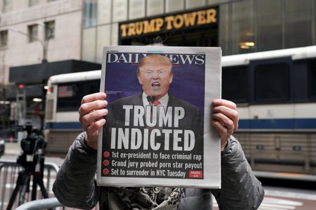 صحيفة تحمل صورة ترامب متهما.