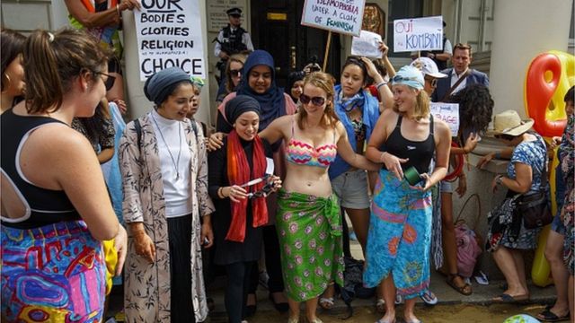 متظاهرات أمام السفارة الفرنسية في لندن في أغسطس/آب 2016 في تجمع تحت شعار "ارتدي ما تريدين"