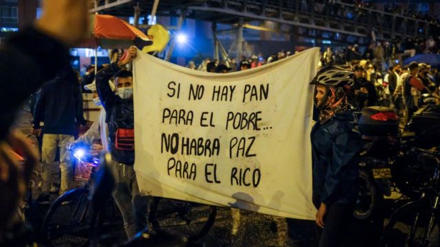 Manifestantes en Colombia muestran una pancarta que lee: "Si no hay pan para el pobre, no habrá paz para el rico".
