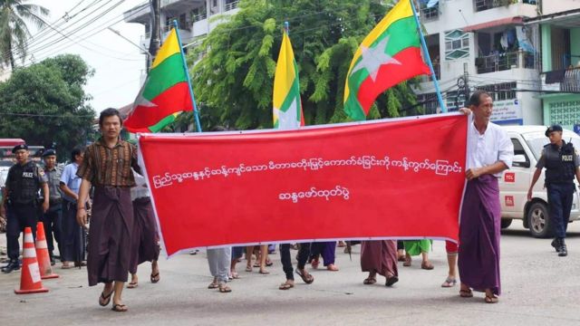 ဇူလိုင် ၁ ရက် ဆန္ဒပြပွဲ တွေမှာ ကြံ့ခိုင်ရေးပါတီဝင် တချို့လည်း ပါဝင်ကြပါတယ်။