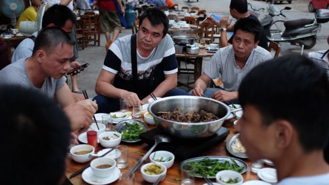 People eating dog meat at a restaurant in Yulin, in China's southern Guangxi region (9 May 2016)
