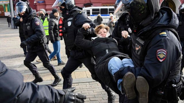 الشرطة الروسية تنقل متظاهرة مناهضة للحرب بعيدا