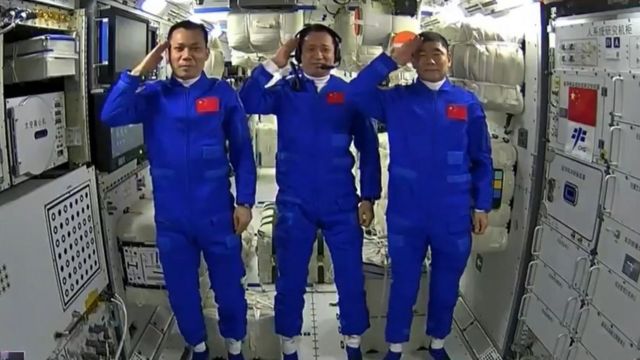 رواد الفضاء في وحدة تيانخه