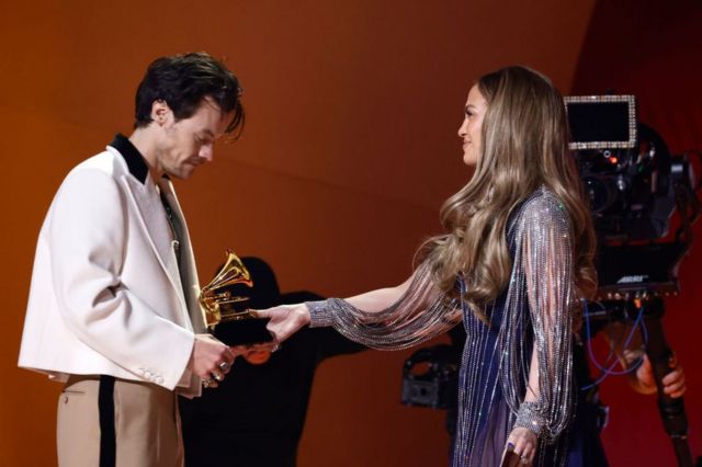 Jennifer Lopez le entregó a Harry Styles el Grammy al mejor álbum pop vocal por "Harry's House".