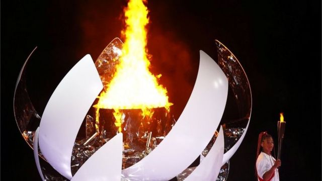 A tenista japonesa Naomi Osaka acende a pira olímpica durante a cerimônia de abertura dos Jogos Olímpicos de Tóquio 2020 no Estádio Olímpico de Tóquio, Japão, em 23 de julho de 2021