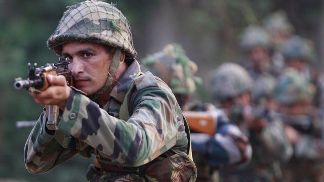जम्मु के पास नौशेरा सेक्टर में नियंत्रण रेखा पर मोर्चा संभाले भारतीय सेना का जवान.
