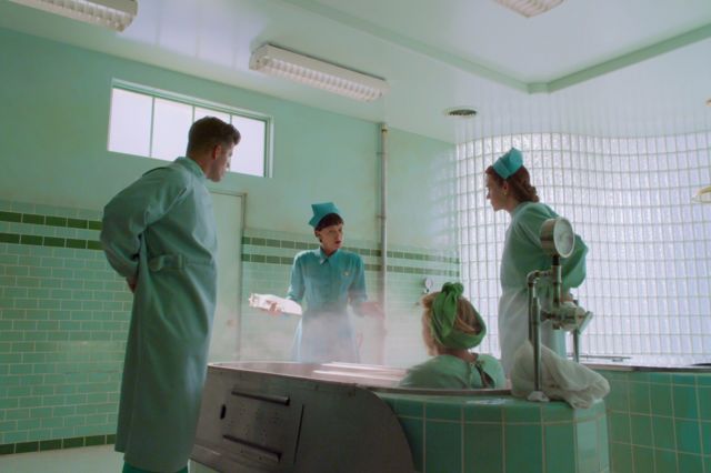 Sarah Paulson como la enfermera Ratched en una escena de la serie del mismo nombre.