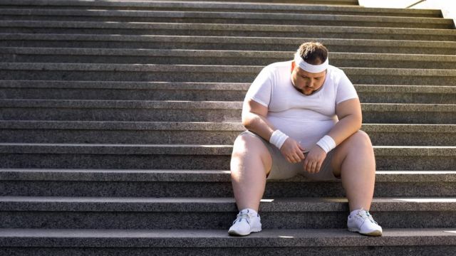 Hombre obeso cansado. Algunas personas no pueden bajar de peso por más de que se esfuercen.