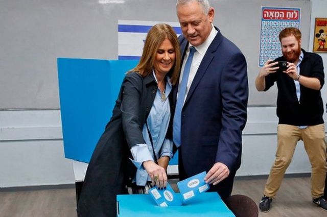 بنی گانتس، رقیب انتخاباتی نخست وزیر اسرائیل به همراه همسرش رای خود را به صندوق انداخت