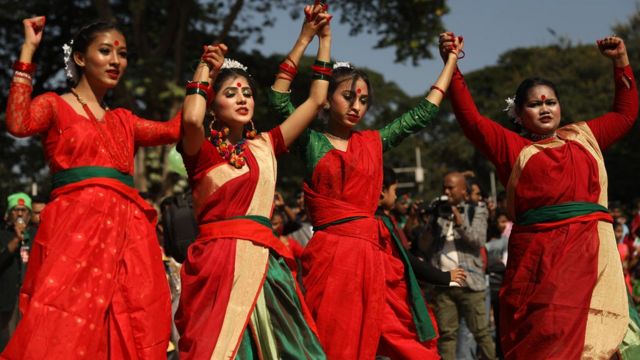 بنگلہ دیشی خواتین 50 سالہ جشنِ آزادی کے موقع پر رقص کرتے ہوئے