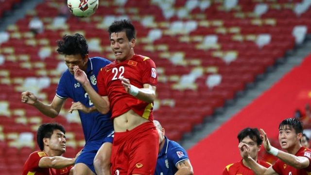 Chanathip Songkrasin mở tỷ số cho Thái Lan ở phút thứ 13 sau pha trượt chân của Hồng Duy