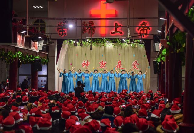 คนเข้าร่วมงานในคืนวันคริสต์มาสอีฟที่โบสถ์ในเมืองฟู่หยาง มณฑลอันฮุยทางตะวันออกของจีน