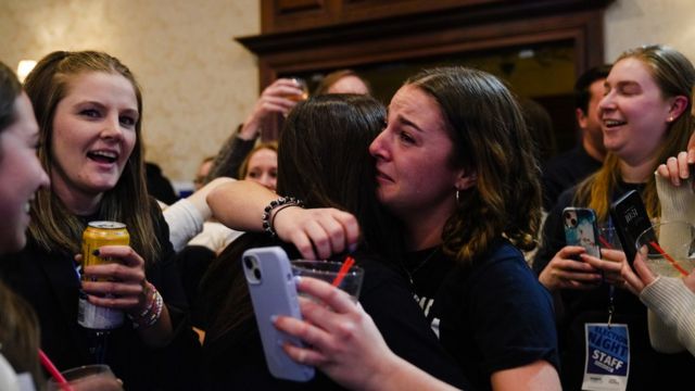 民主党人玛姬·哈桑在新罕布什尔州参议员竞选中获胜，支持者欢呼拥抱。(photo:BBC)