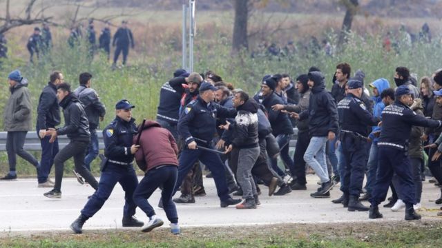 Los migrantes son detenidos por la policía bosnia a 200 metros de la frontera