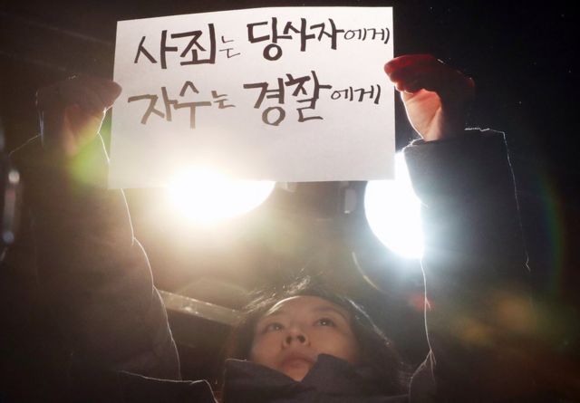 19일 서울 30 스튜디오에서 열린 연극연출가 이윤택의 성추행 논란 공개시과 기자회견에서 피해 관계자들이 시위하고 있다