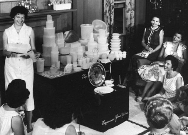 Mujeres en un té de Tupperware