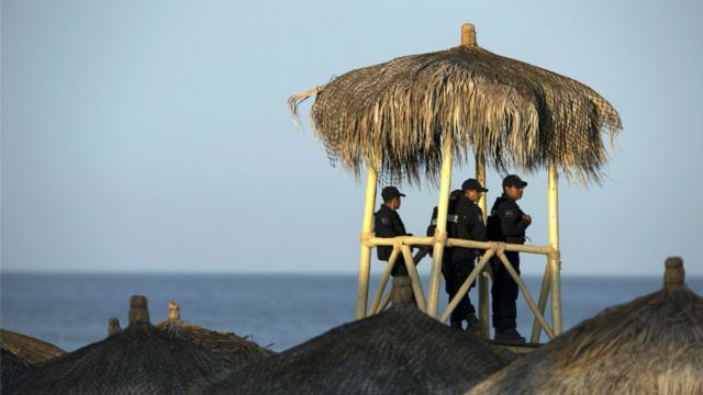 Policías en una cabaña en la playa.