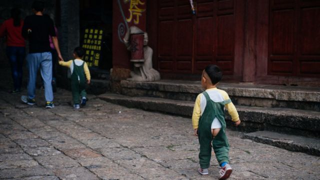ventilatie Goedkeuring breedte Kai dang ku: por qué genera debate en China que muchos niños usen pantalones  con un agujero en el trasero - BBC News Mundo