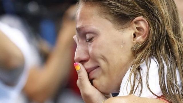 Yulia Efimova llora tras recibir abucheos del público que asistió a la final de natación femenina en la categoría de 100 metros pecho.
