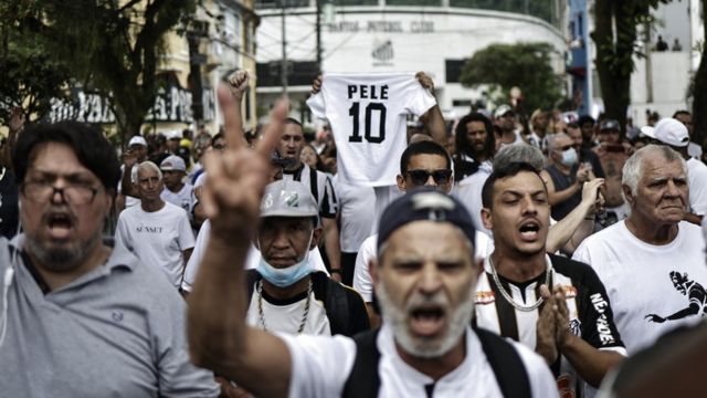 The fans in the streets of Santos.