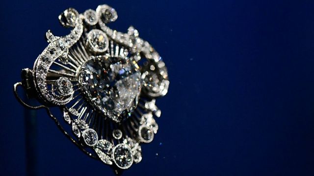 El broche hecho a partir del "Cullinan" exhibido en la exposición "Los Diamantes", una exhibición para la celebración del Jubileo de la Reina.