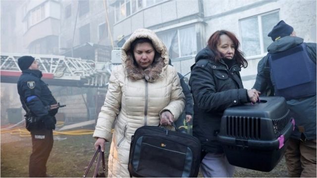 基辅居民撤离被炮击建筑物