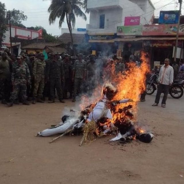 बस्तर में सामाजिक कार्यकर्ताओं के पुतले जलाए गए