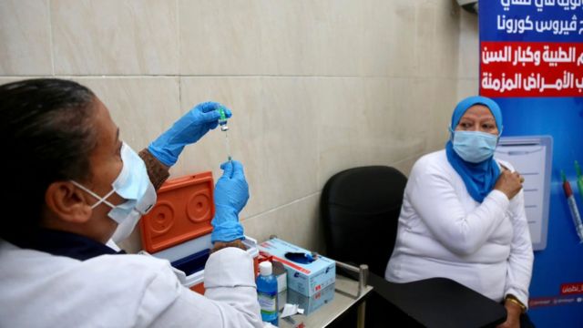 امرأة تتلقى اللقاح في مصر