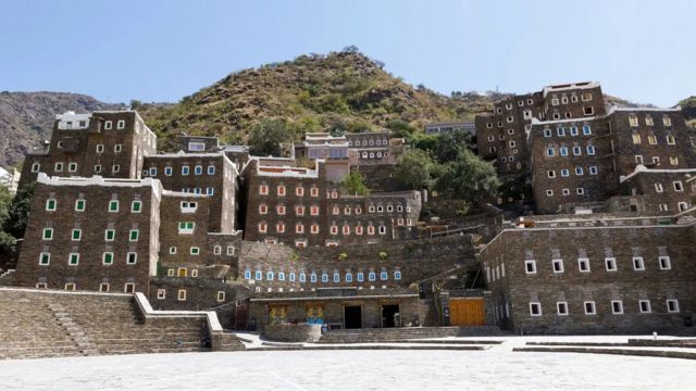 كانت قرية رجال ألمع، التي أصبحت الآن قرية تراثية، مركزًا تجاريًا إقليميًا بين اليمن والحجاز