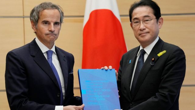 IAEA总干事格罗西（左）到东京向日本首相岸田文雄（右）移交报告文本。中国官方媒体质疑IAEA在审查中的公正性。(photo:BBC)