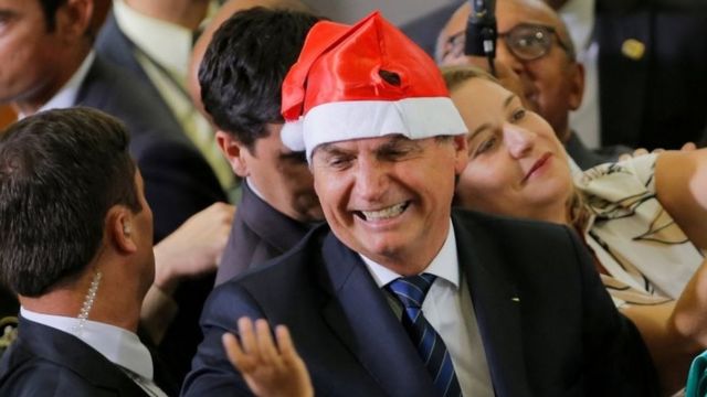 Jair Bolsonaro com gorro de Papai Noel