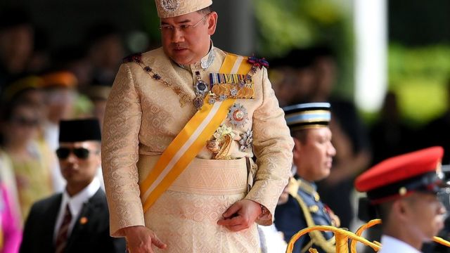 Agé de 47 ans, le sultan Muhammad V, qui était jusqu'ici à la tête de l'Etat de Kelantan (nord), s'est installé sur le trône national.
