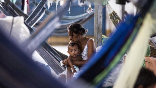 Mujer venezolana con su bebé en Boa Vista, Roraima, en marzo de 2019.