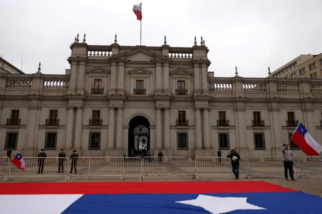 Bandera de Chile frente a la casa de gobierno.