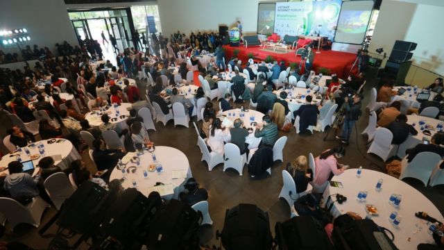 Lần đầu tiên tổ chức, Vietnam Internet Forum do Đại sứ quán Thụy Điển và Bộ TTTT đồng tổ chức thu hút khoảng 300 người khán dự.
