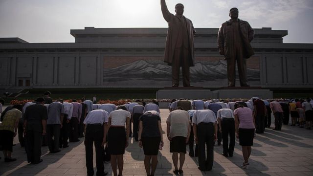 Ciudadanos norcoreanos rinden culto a las estatuas de Kim Il-sung y Kim Jong-il, abuelo y padre de Kim Jong-un, en Pyongyang.