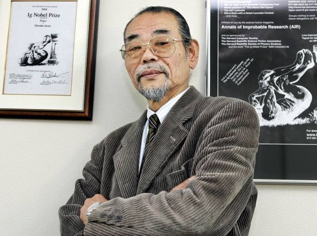 Daisuke Inoue con su Ig Nobel.