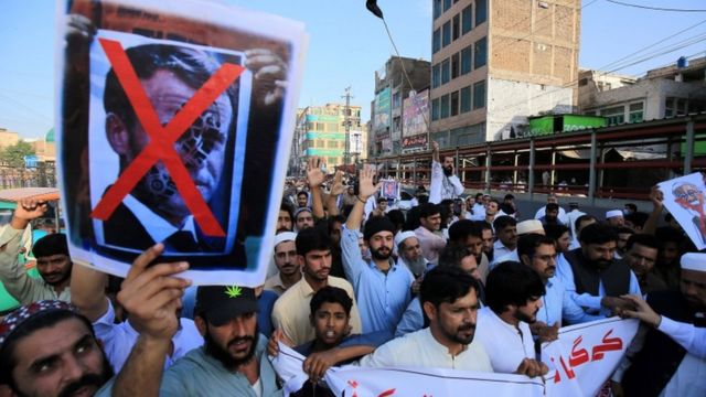 Fransa Cumhurbaşkanı Macron Pakistan'ın da aralarında olduğu çeşitli ülkelerde protesto edildi