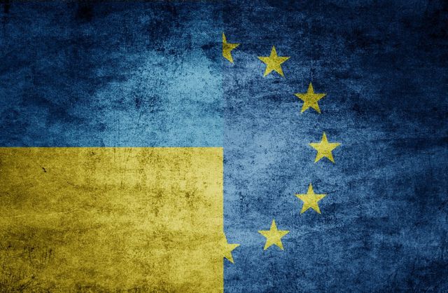 Banderas de Ucrania y de la Unión Europea