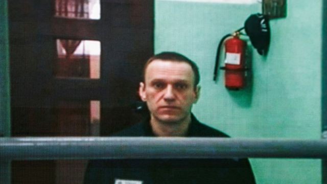 モスクワで開かれた審理に、刑務所内からビデオリンクでスクリーンに映し出されたナワリヌイ氏（2023年6月）