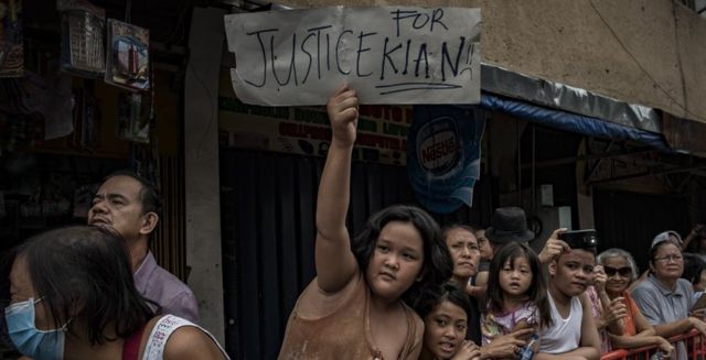 Crowd at funeral of Kian Delos Santos in Manila, 26 August