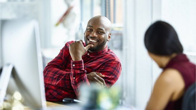 Deux collègues qui discutent au travail