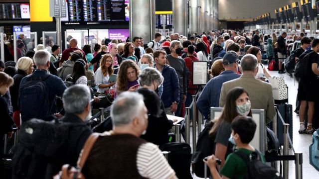 Decenas de pasajeros hace fila dentro de la terminal 2 del aeropuerto de Heathrow