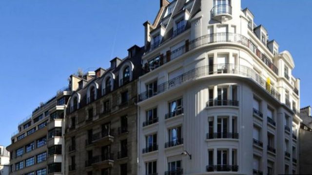 هذا المبنى الذي قد يبدو تقليديا في منطقة بيوبورغ في قلب باريس يستمد نسبة كبيرة من الطاقة اللازمة للتدفئة من محطة مترو أنفاق مجاورة