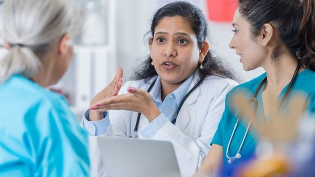 Una doctora hablando con su equipo.