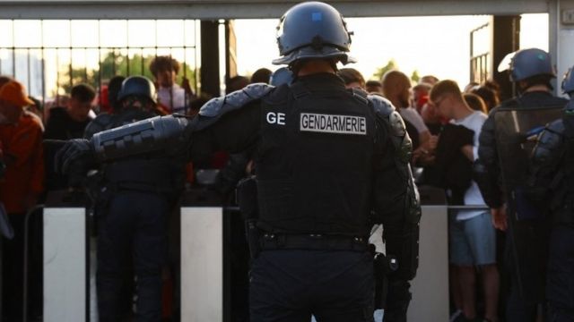 Liverpool taraftarlarını yönlendiren Paris polisi