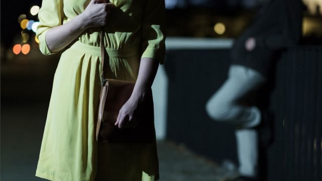 Mujer temerosa en la calle.